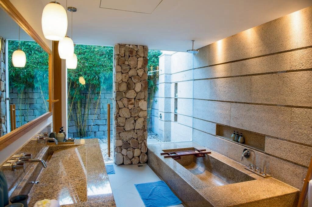 Không gian phòng tắm tại Mia Resort Nha Trang với gương và các bề mặt kính