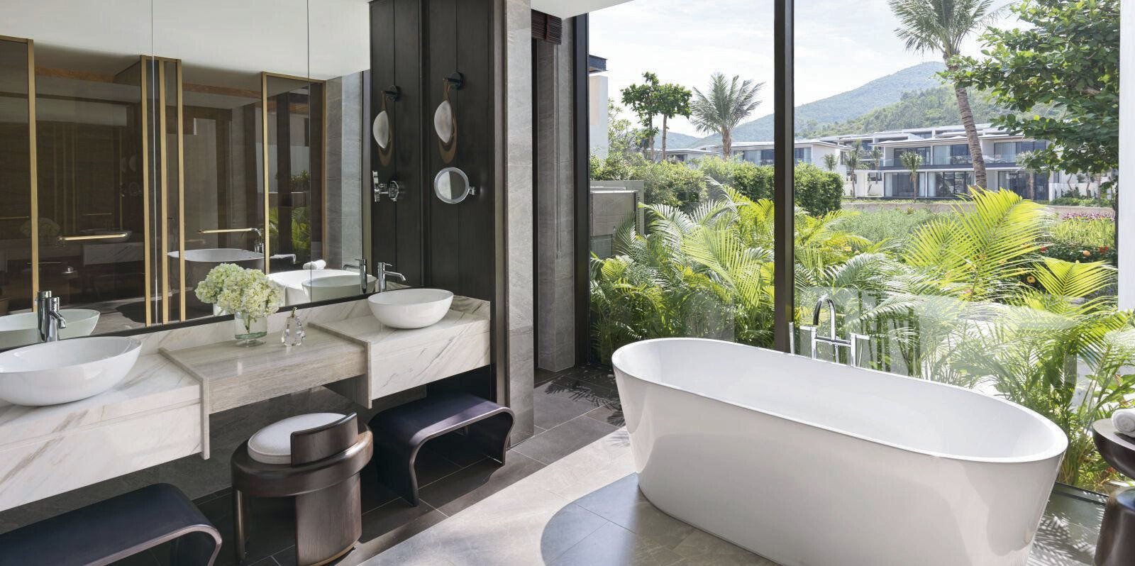 Không gian nội thất khu vệ sinh tại Vega Nha Trang nhìn về phía cảnh quan