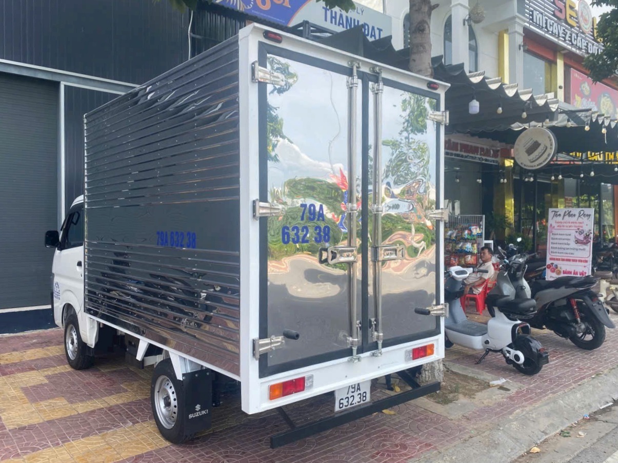 Xe Tải Suzuki Thùng Kín (Carry Pro 705kg - 750kg): Thông Số & Giá Lăn Bánh 2026