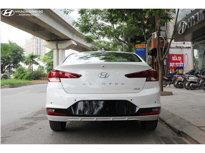 Hyundai Elantra 1.6 MT