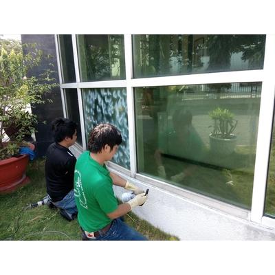 Tẩy ố mốc vảy cá lâu năm bám trên kính tại công tình VISIP I bằng sản phẩm HG 01