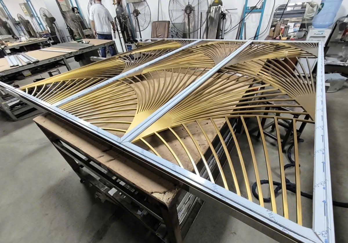 Khung và chi tiết inox trang trí đặt trên bàn gia công