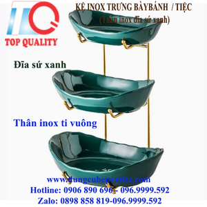Kệ inox trưng bày bánh tiệc thân inox, đĩa sứ xanh