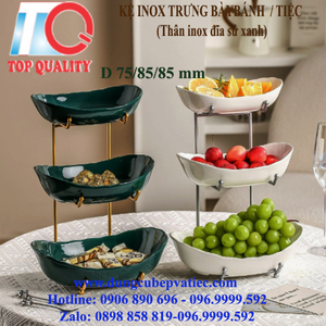 Kệ inox trưng bày bánh tiệc thân inox, đĩa sứ xanh