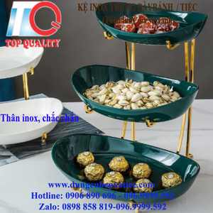 Kệ inox trưng bày bánh tiệc thân inox, đĩa sứ xanh