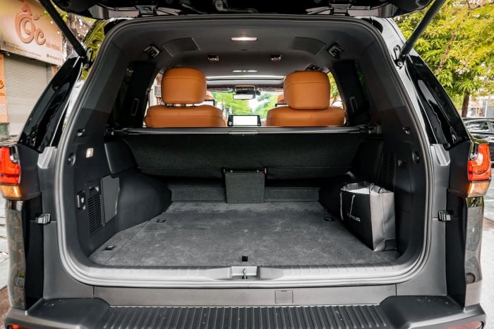 khoang hành lý xe Lexus LX 600 Urban