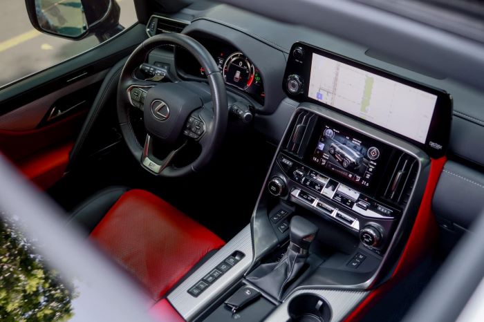 Khoang lái lexus LX 600 F Sport