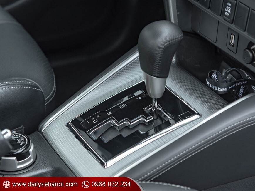Khu vực cần số xe Mitsubishi triton 2.4 AT 2 cầu