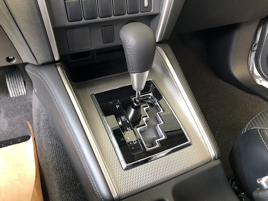 Khu vực cần số xe Mitsubishi Triton bản Premium 4x2 AT