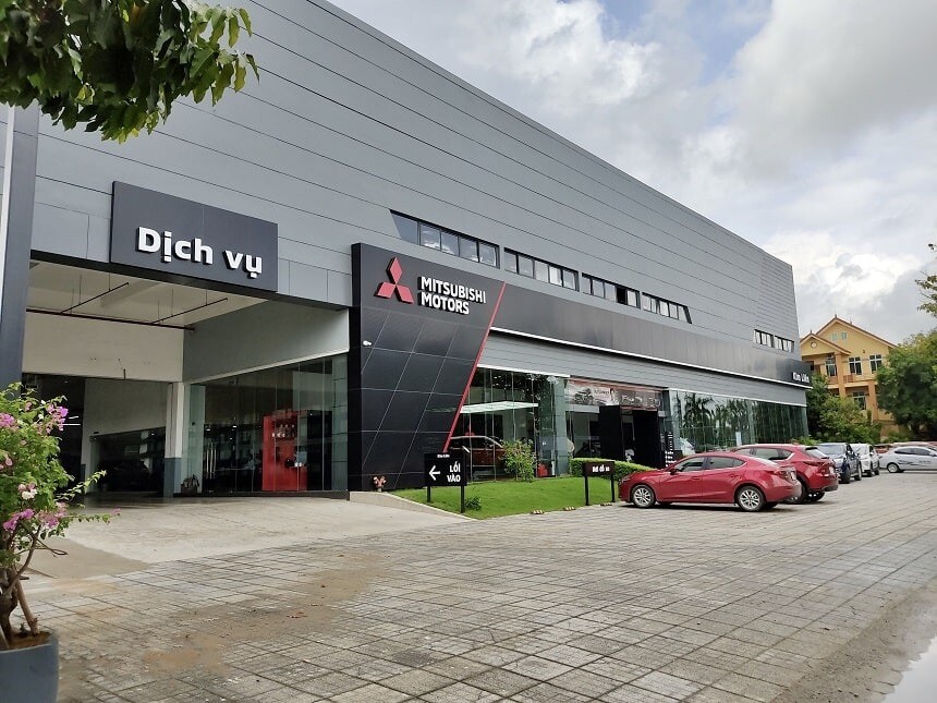 Khu vực để xe dành cho khách hàng rộng rãi của Mitsubishi Vinh
