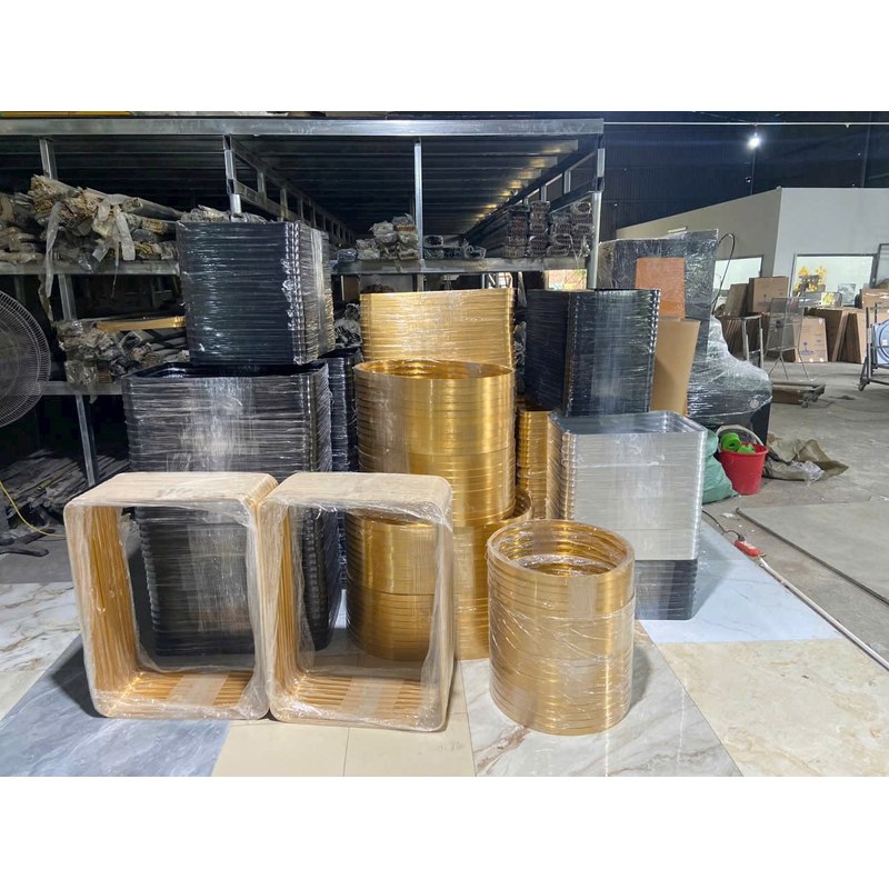 Các khung và chi tiết kim loại màu vàng, bạc, đen có lớp bảo vệ; màu cần đối chiếu bằng mẫu duyệt