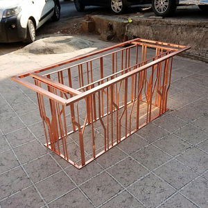 Khung lavabo inox PVD có các nan đứng; vị trí chậu và đường ống được chốt theo hồ sơ. Ảnh: Citybuilding.