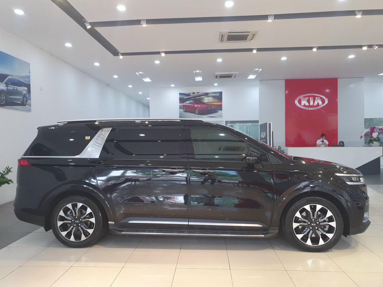 Kia Carnival 2.2D Luxury 8 Ghế