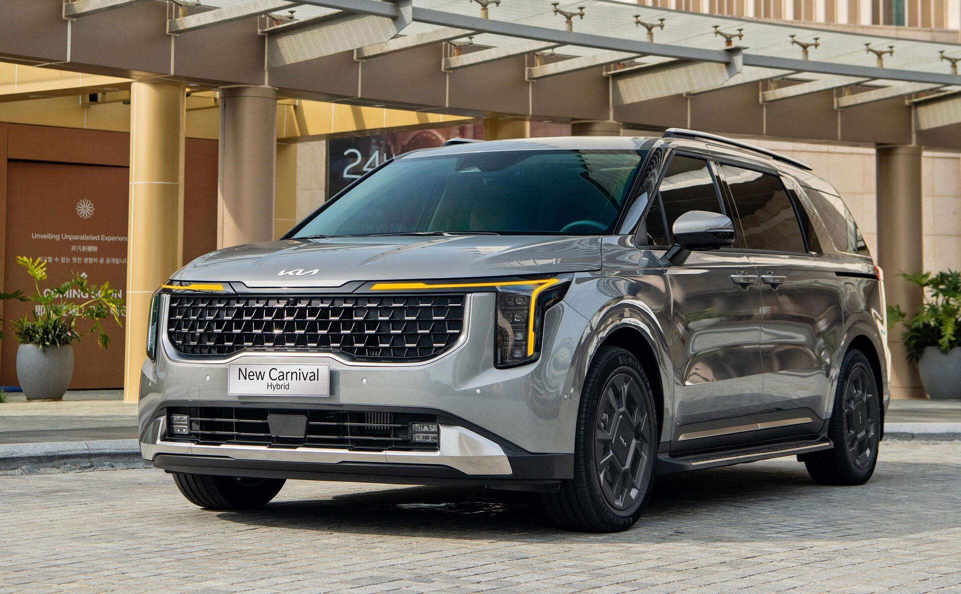 Kia New Carnival Hybrid ưu đãi hấp dẫn lên đến 100 triệu đồng trong tháng 4