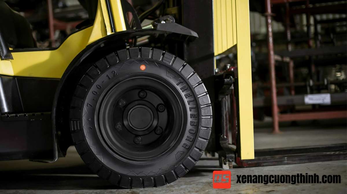 Kiểm tra lốp xe nâng