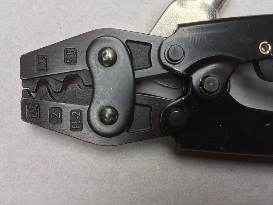 Hình ảnh chi tiết mặt sau của kìm bấm cos HS-2Ma