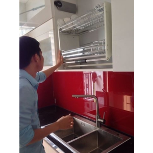Kính ốp bếp màu đỏ huyết