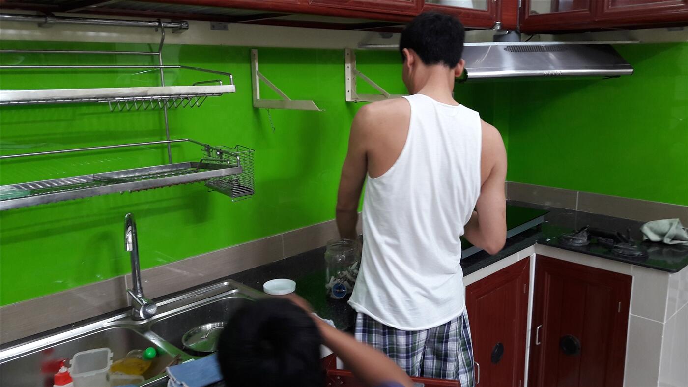 Kính màu ốp bếp màu xanh lá