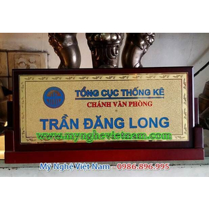làm biển chức danh, biển tên để bàn bằng đồng