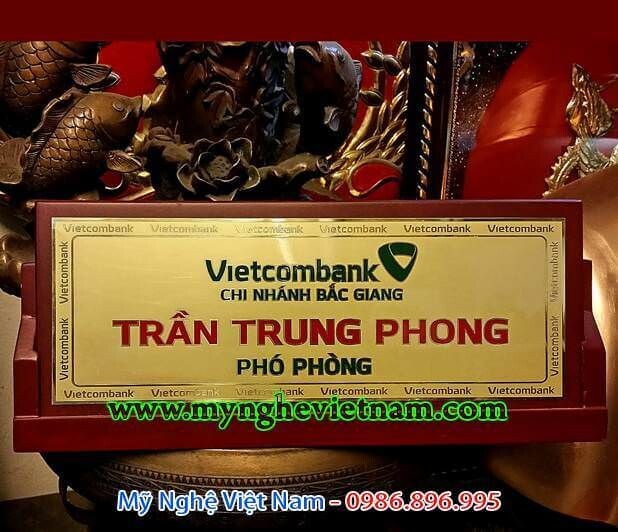 làm biển chức danh, biển tên để bàn bằng đồng
