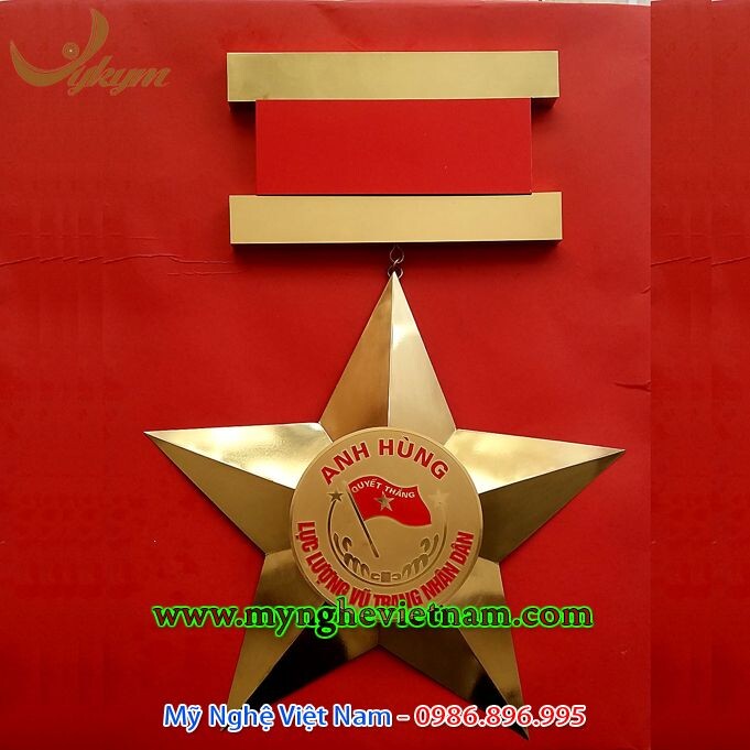 Làm huân chương anh hùng lực lượng vũ trang treo tường