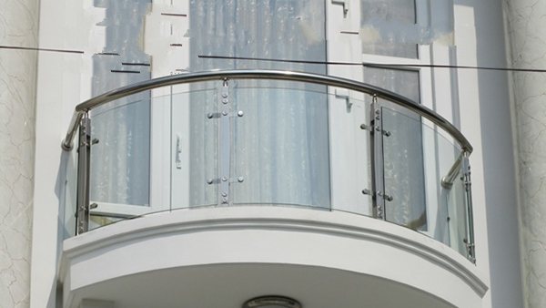 Lan can kính bo cong có trụ kim loại