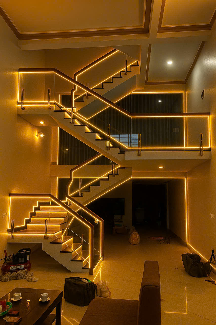 🔖 LẮP ĐẶT CẦU THANG KÍNH ĐÈN LED VÀNG CITYBUILDING | GIẢI PHÁP SANG TRỌNG – CHUẨN THI CÔNG CAO CẤP
