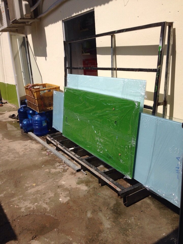 Kính ốp bếp màu xanh