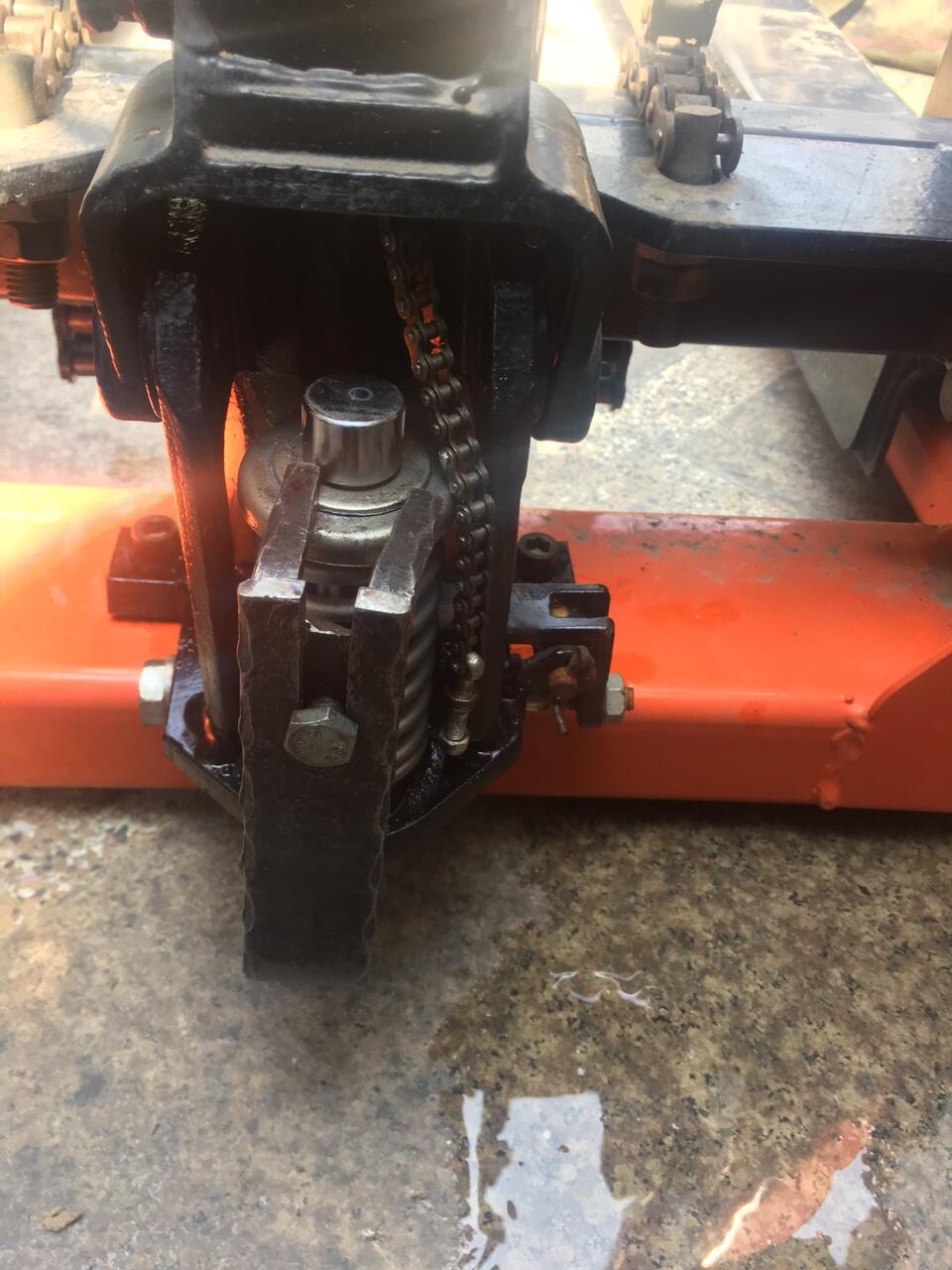 Hình ảnh lắp tay gạt vào bơm thủy lực xe nâng tay cao 1000kg tại Gò Vấp