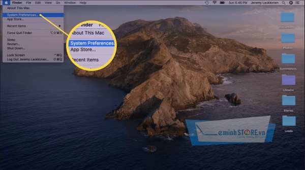 Click chuột vào biểu tượng Apple ở góc trên bên trái màn hình và chọn mục System Preferences. Click chuột vào biểu tượng Apple ở góc trên bên trái màn hình và chọn mục System Preferences.