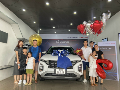 LỄ BÀN GIAO XE CHO KHÁCH HÀNG TẠI HYUNDAI LONG BIÊN