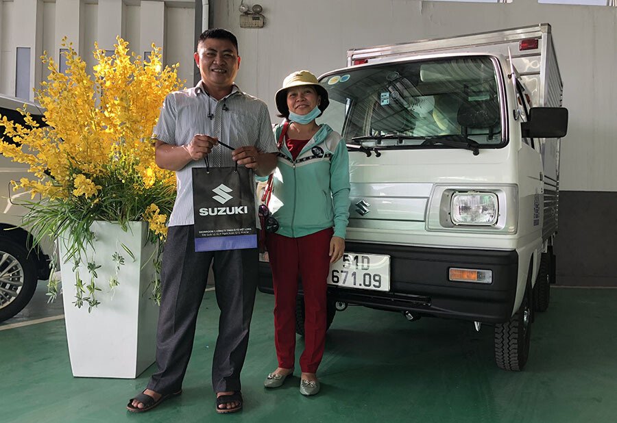 Khách hàng ở Củ Chi nhận xe mới Suzuki Carry Truck thùng kín tại Suzuki Việt Long