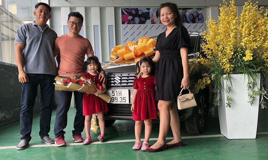 Khách hàng ở Củ Chi nhận xe mới Suzuki Ertiga tại Suzuki Việt Long
