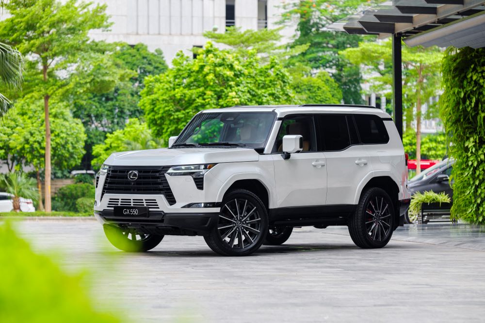 Lexus GX màu trắng Sonic Quartz (085)