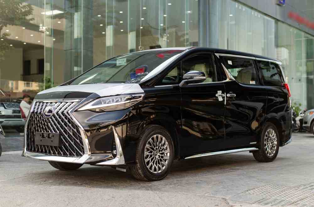Lexus LM 300