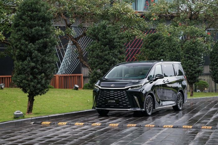 Lexus LM 500h 4 chỗ