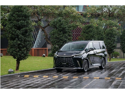 Lexus LM500h (4 Chỗ)