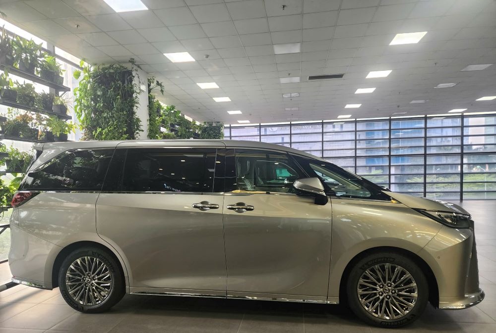 Lexus LM 500h 4 chỗ màu bạc 1J7
