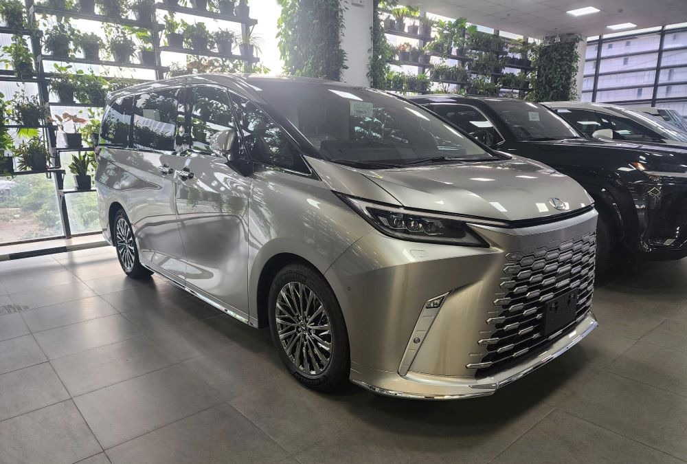 Lexus LM 500h 6 chỗ màu bạc Sonic Titanium (1J7)