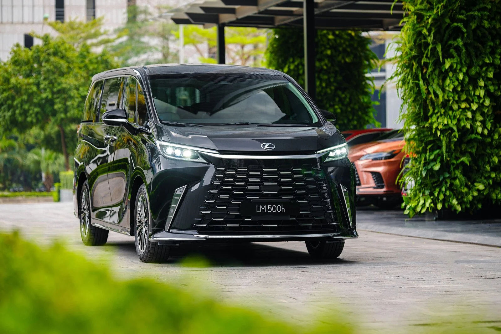 Lexus LM 500h 6 chỗ màu Đen Graphite Black (223)