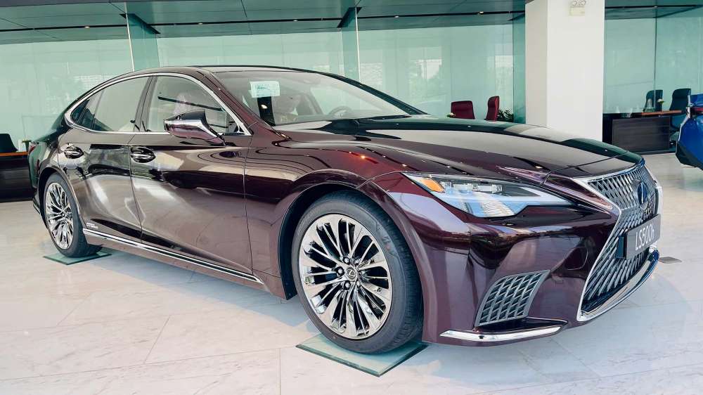 Lexus LS 500h màu đỏ Sonic Agate (3U3)