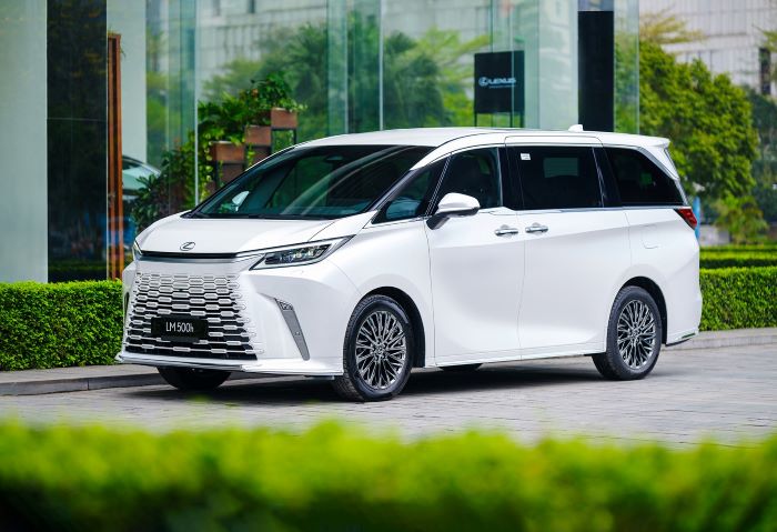 Lexus LM 500h màu trắng Sonic Quartz (085)