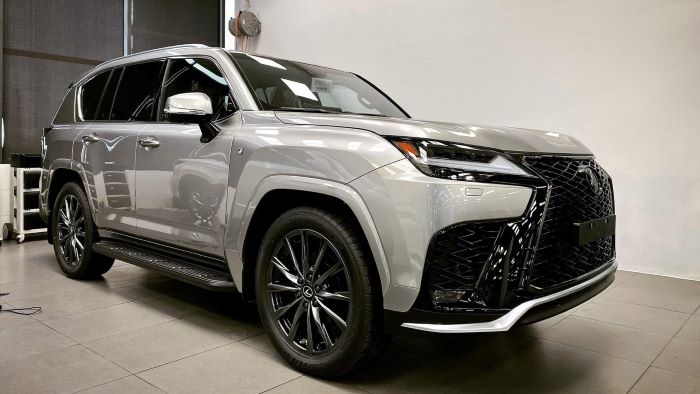 Lexus LX 600 F Sport màu bạc sonic titanium (1J7)