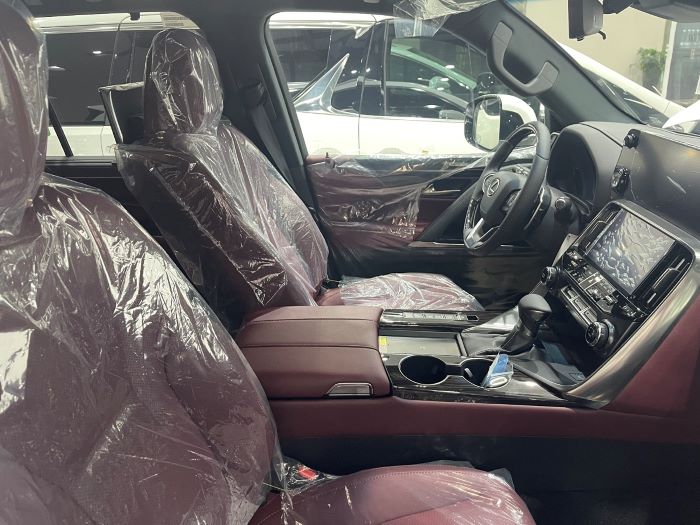 Màu nội thất đỏ của xe Lexus LX 600 urban