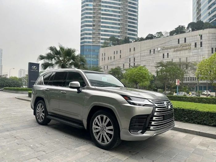 Lexus LX 600 Urban màu Bạc Sonic Titanium (1J7)