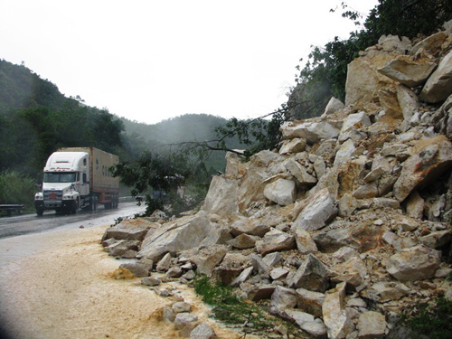 Trên tuyến đường mới vào phường Mông Dương (TP Cẩm Phả) nhiều đoạn bị sạt lở, đá lớn lăn xuống đường