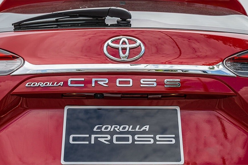Logo Corolla Cross bản V được đặt chính giữa xe