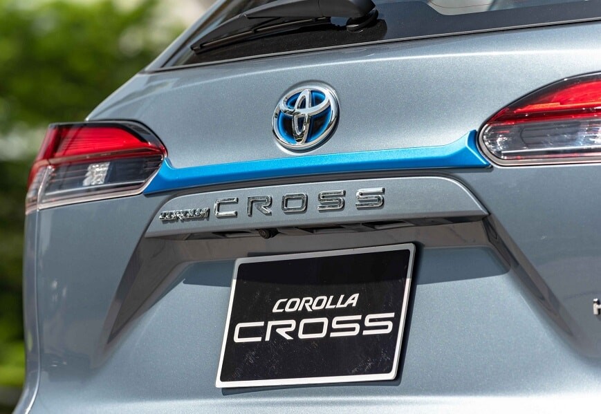 Logo xe Corolla Cross chính giữa cốp sau