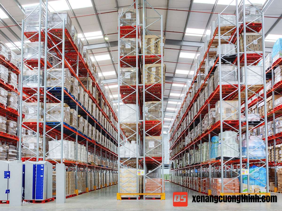 Kho hàng có lối đi hẹp