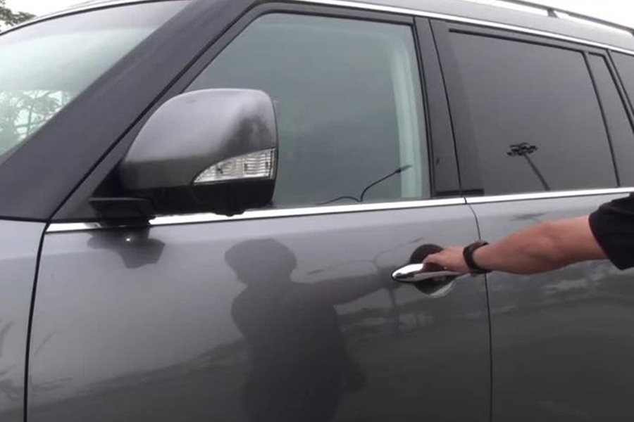 Tay nắm cửa xe bị hỏng